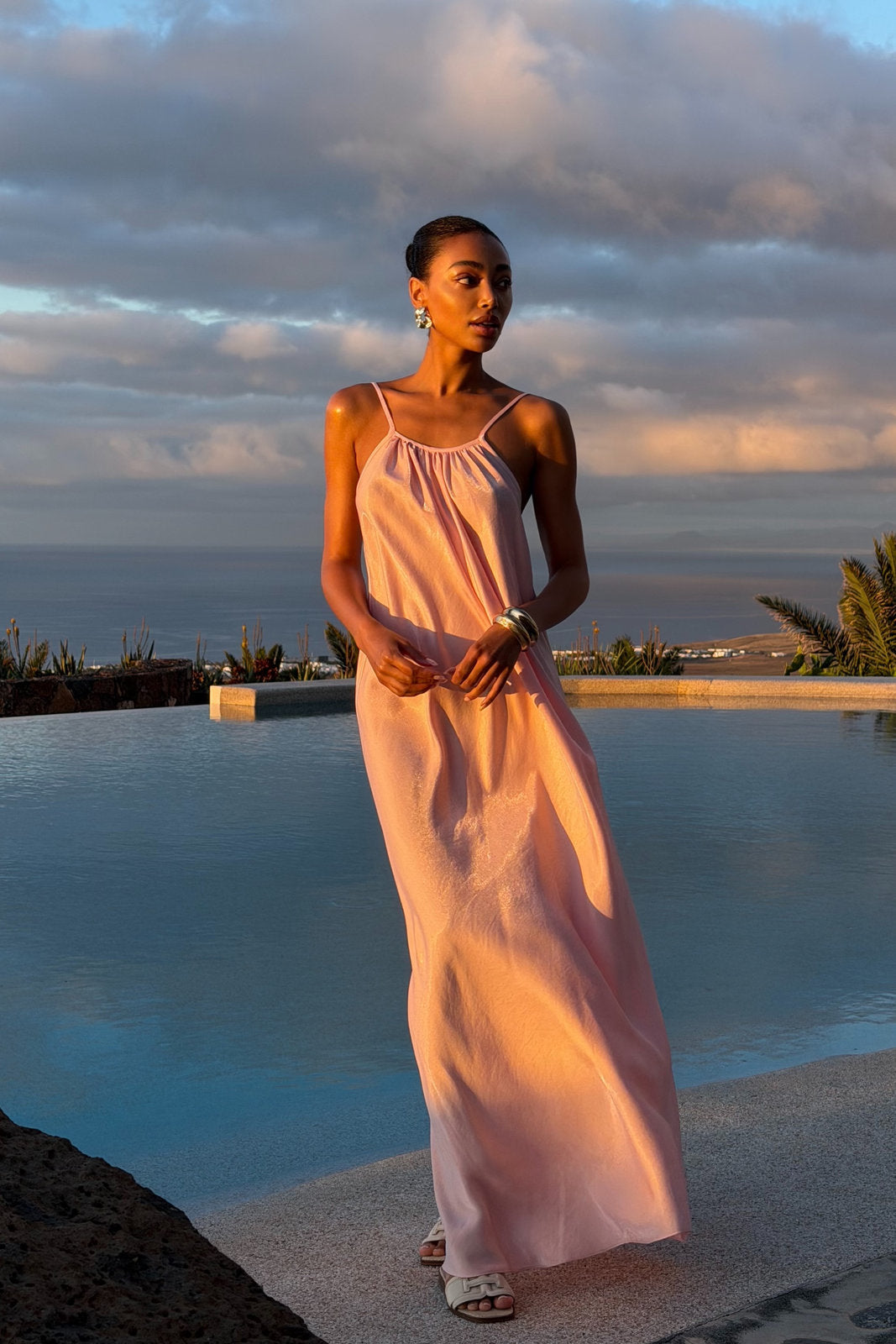 VESTIDO ROSA CLARO FLUIDO SATINADO MINIMALISTA