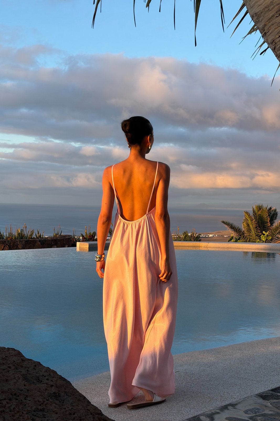 VESTIDO ROSA CLARO FLUIDO SATINADO MINIMALISTA