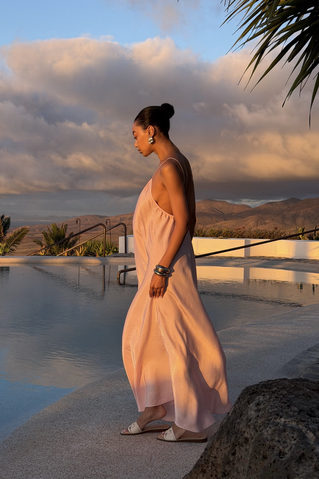 VESTIDO ROSA CLARO FLUIDO SATINADO MINIMALISTA