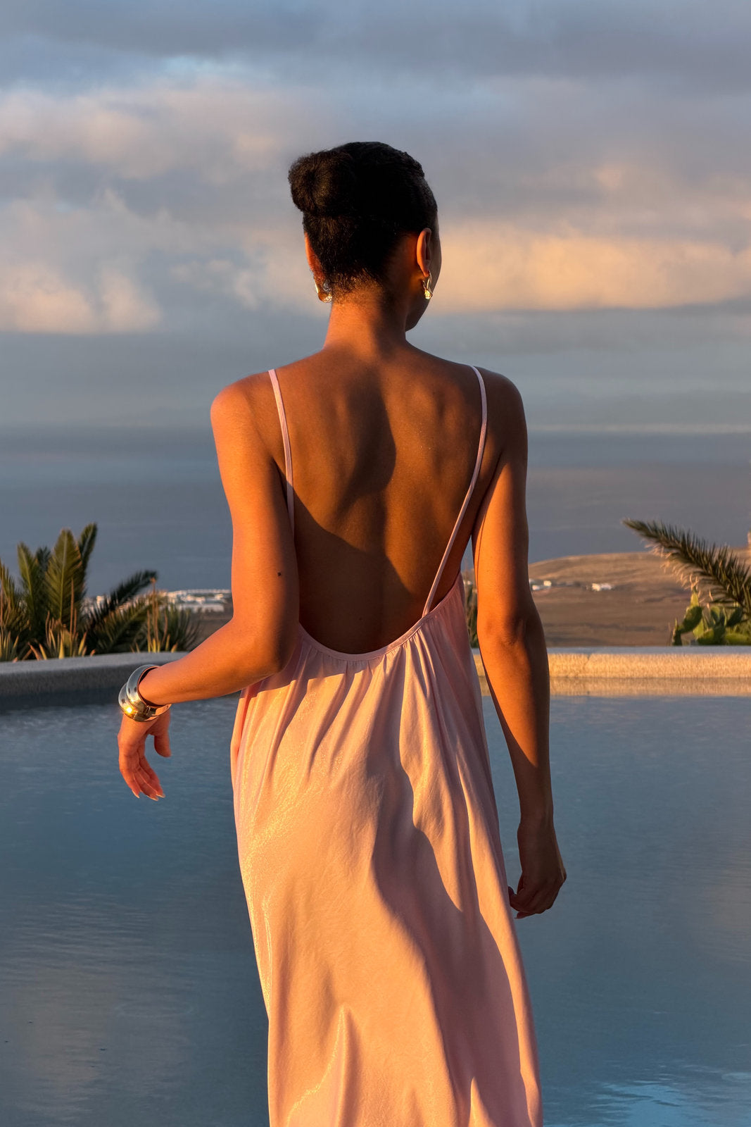 VESTIDO ROSA CLARO FLUIDO SATINADO MINIMALISTA