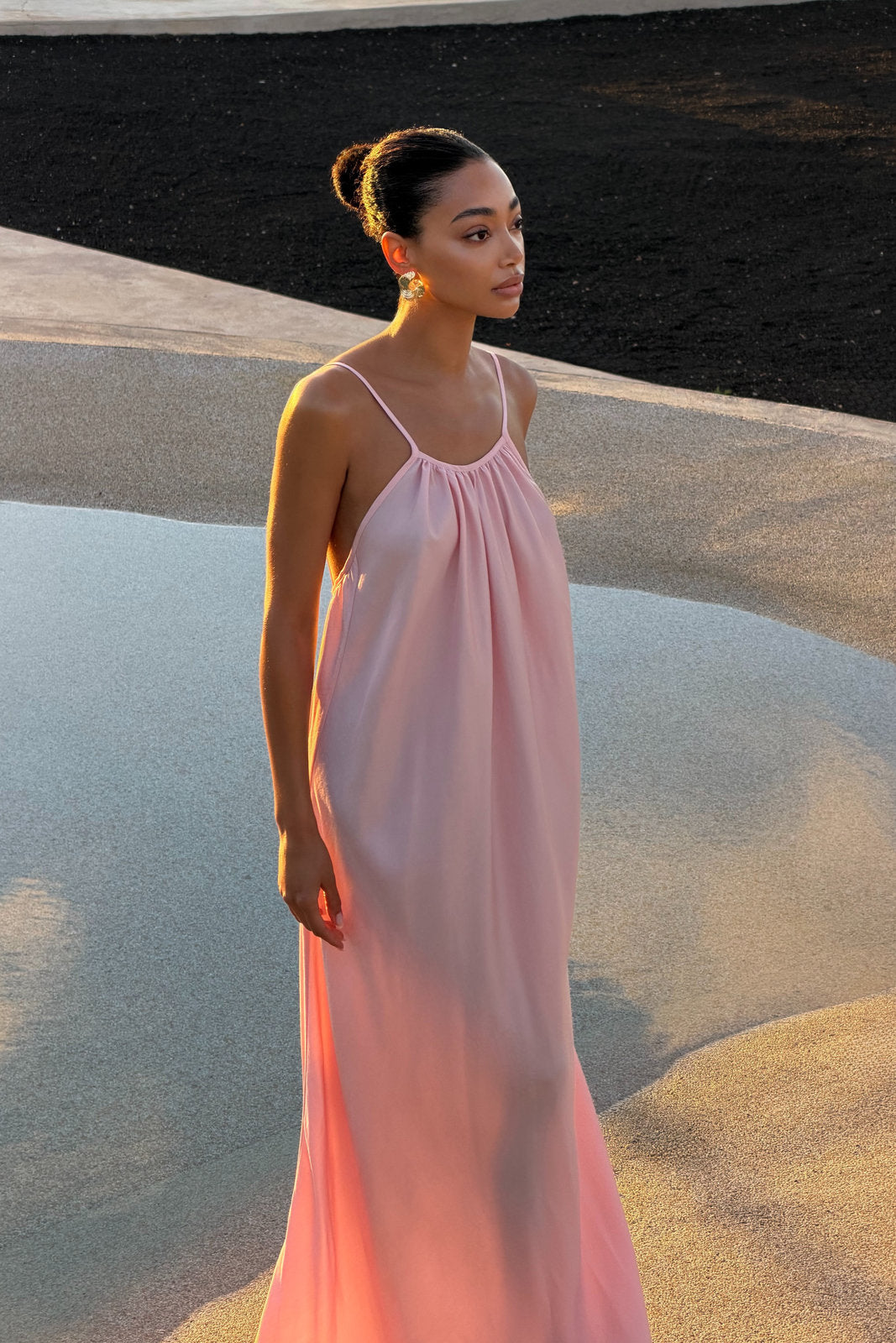 VESTIDO ROSA CLARO FLUIDO SATINADO MINIMALISTA