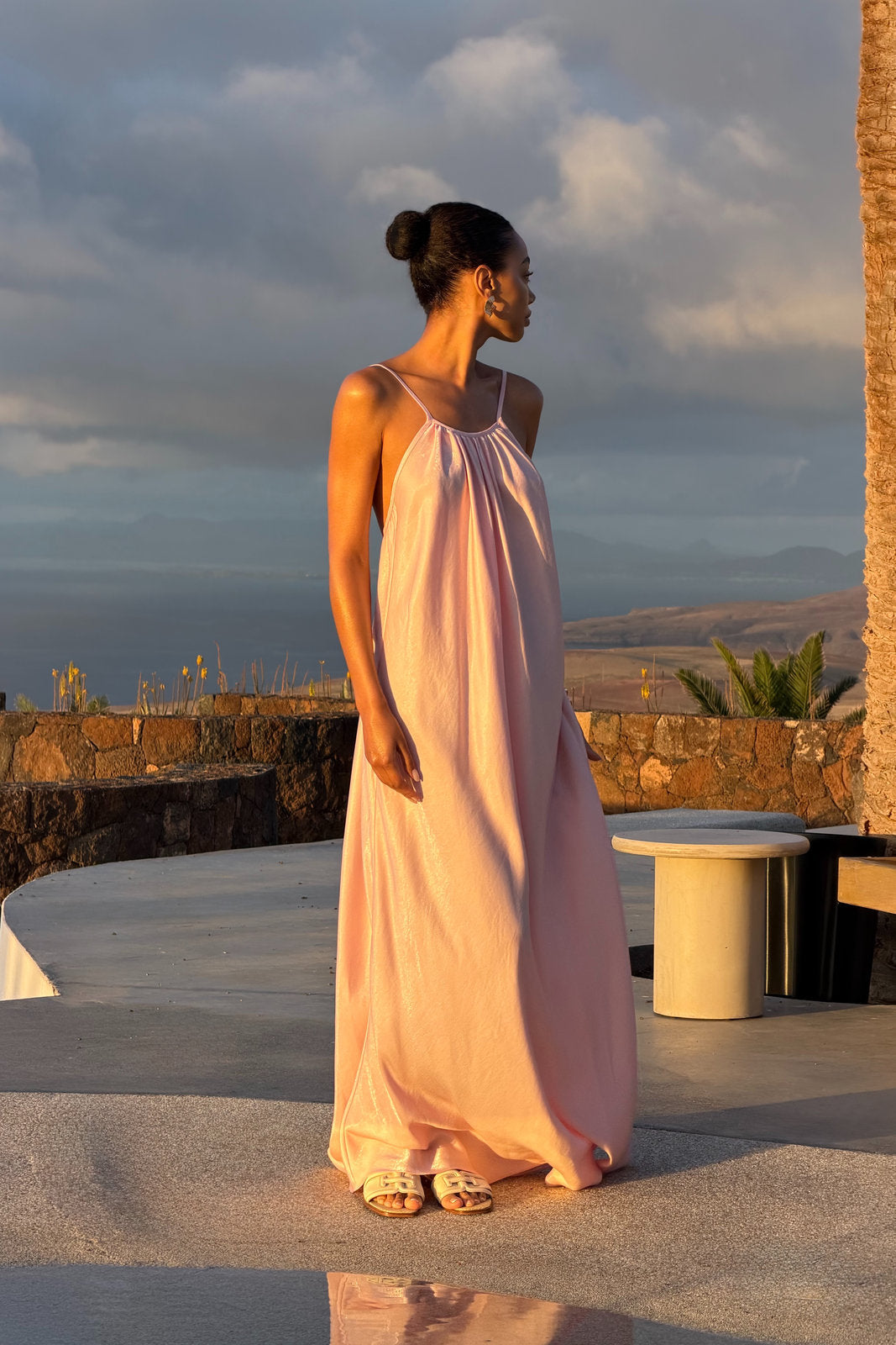 VESTIDO ROSA CLARO FLUIDO SATINADO MINIMALISTA