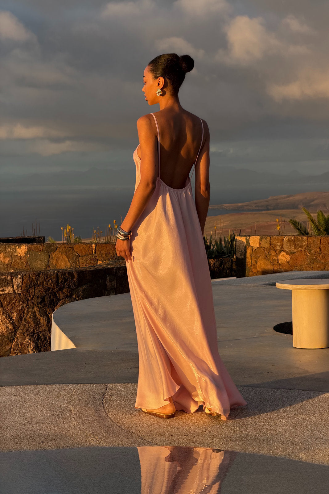 VESTIDO ROSA CLARO FLUIDO SATINADO MINIMALISTA