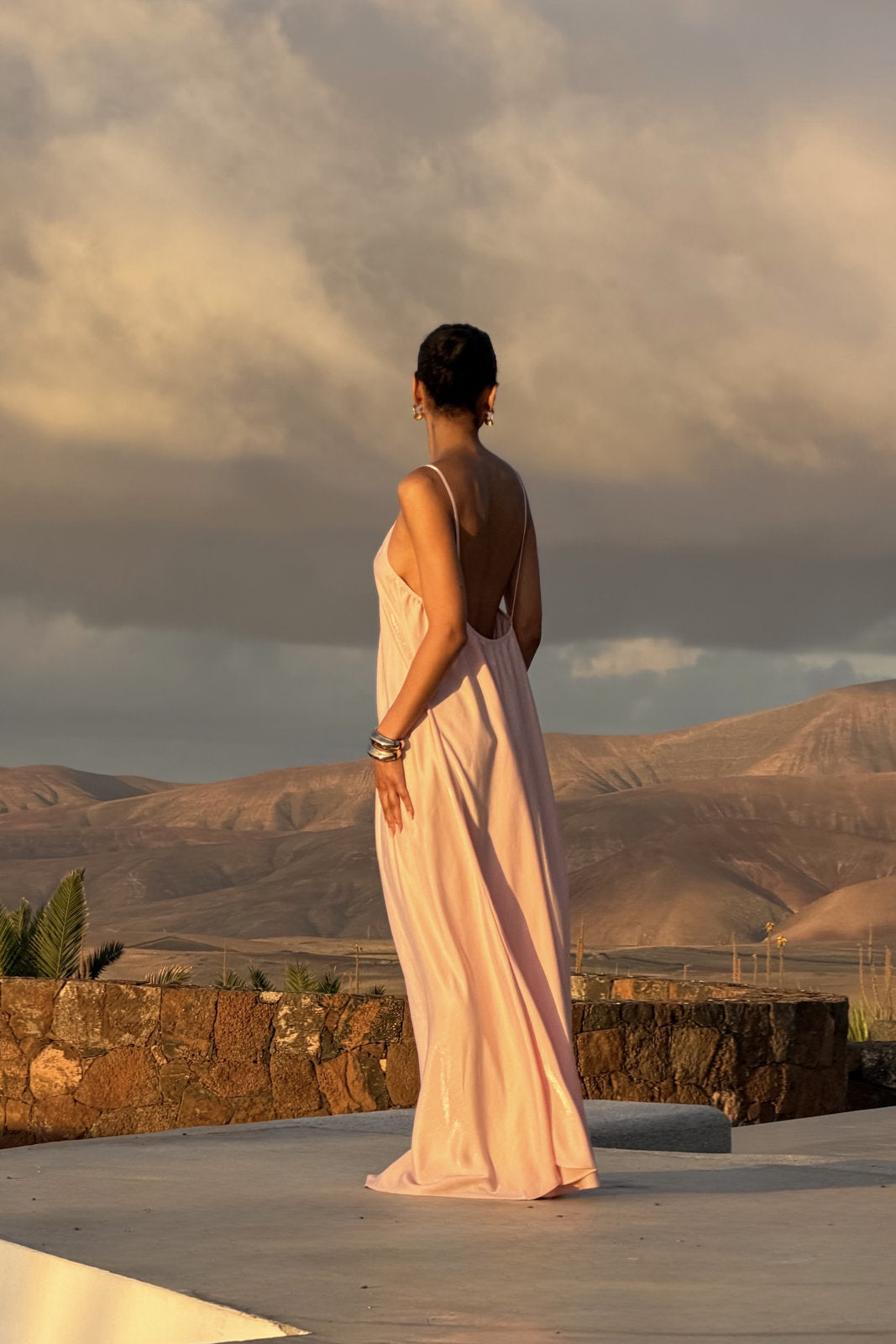 VESTIDO ROSA CLARO FLUIDO SATINADO MINIMALISTA