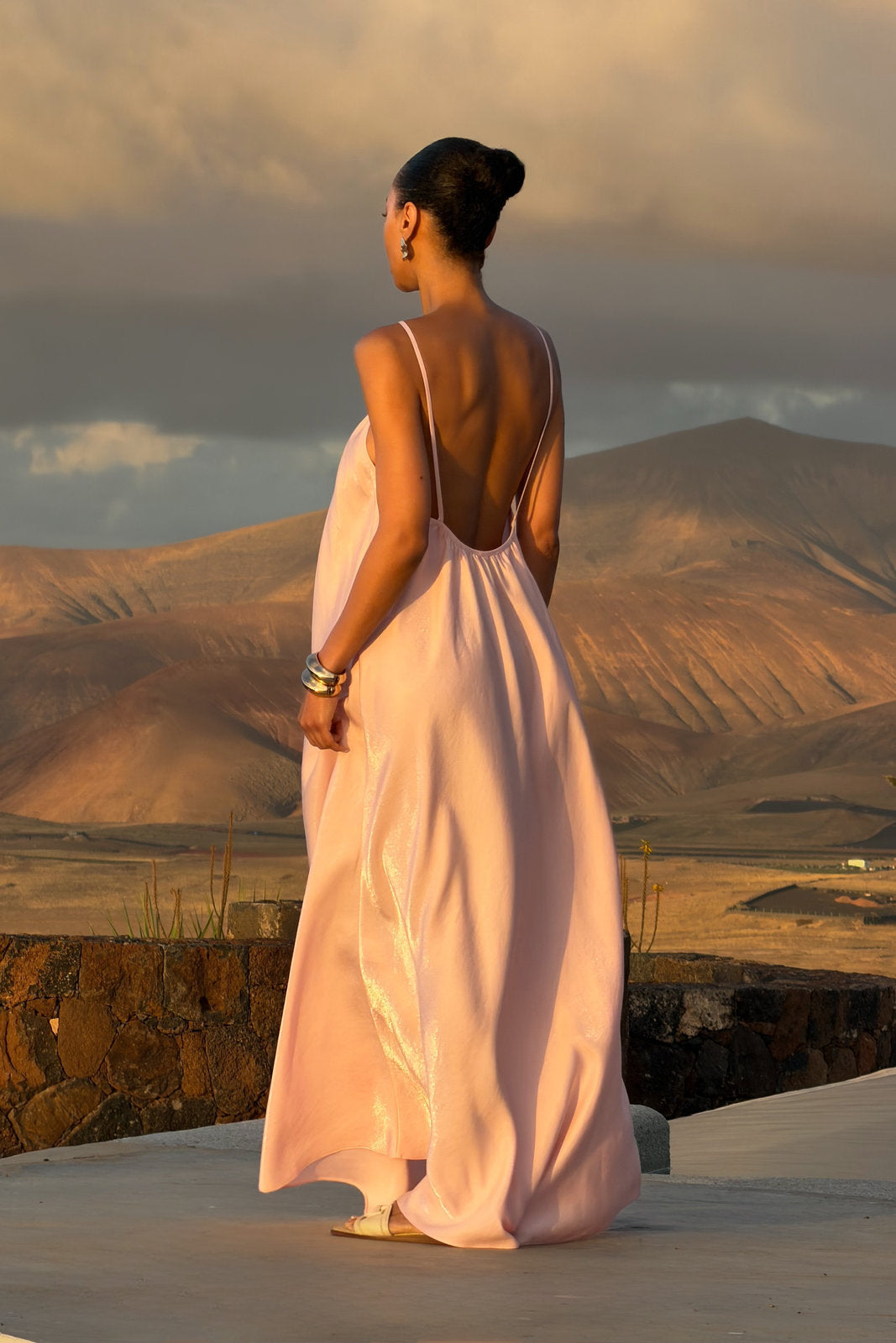 VESTIDO ROSA CLARO FLUIDO SATINADO MINIMALISTA