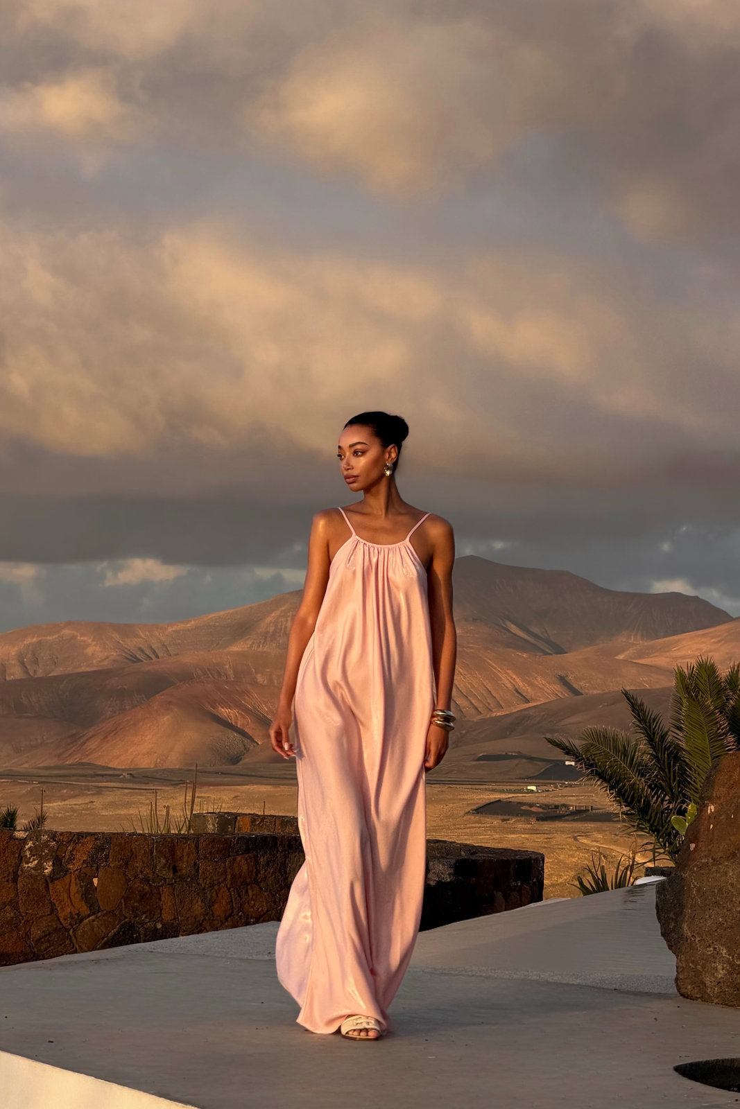 VESTIDO ROSA CLARO FLUIDO SATINADO MINIMALISTA