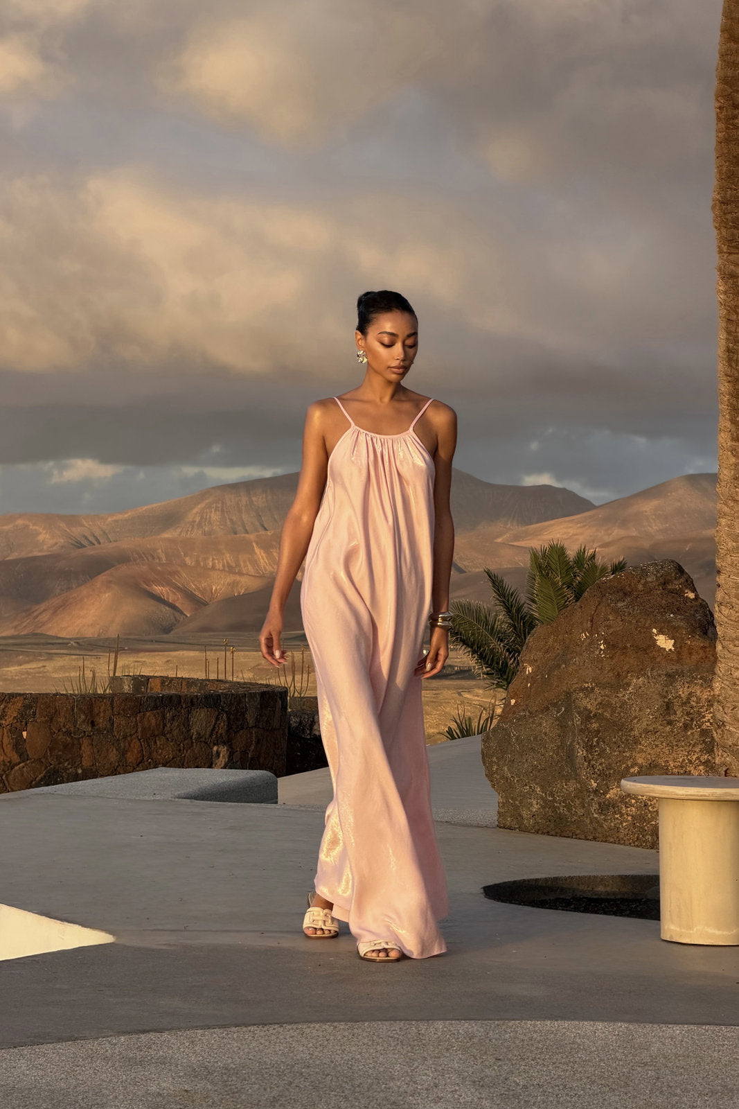 VESTIDO ROSA CLARO FLUIDO SATINADO MINIMALISTA
