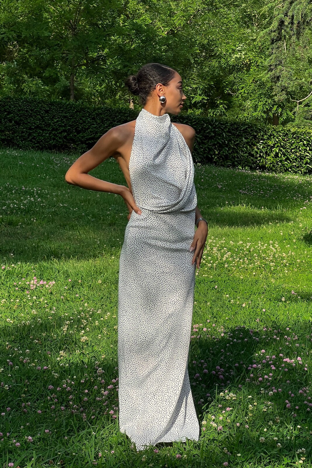 VESTIDO LARGO BLANCO CON LUNARES NEGROS