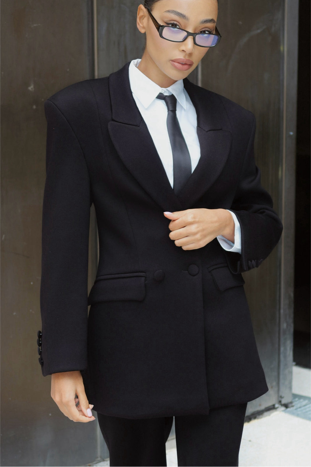 BLAZER PRETO COM OMBREIRAS