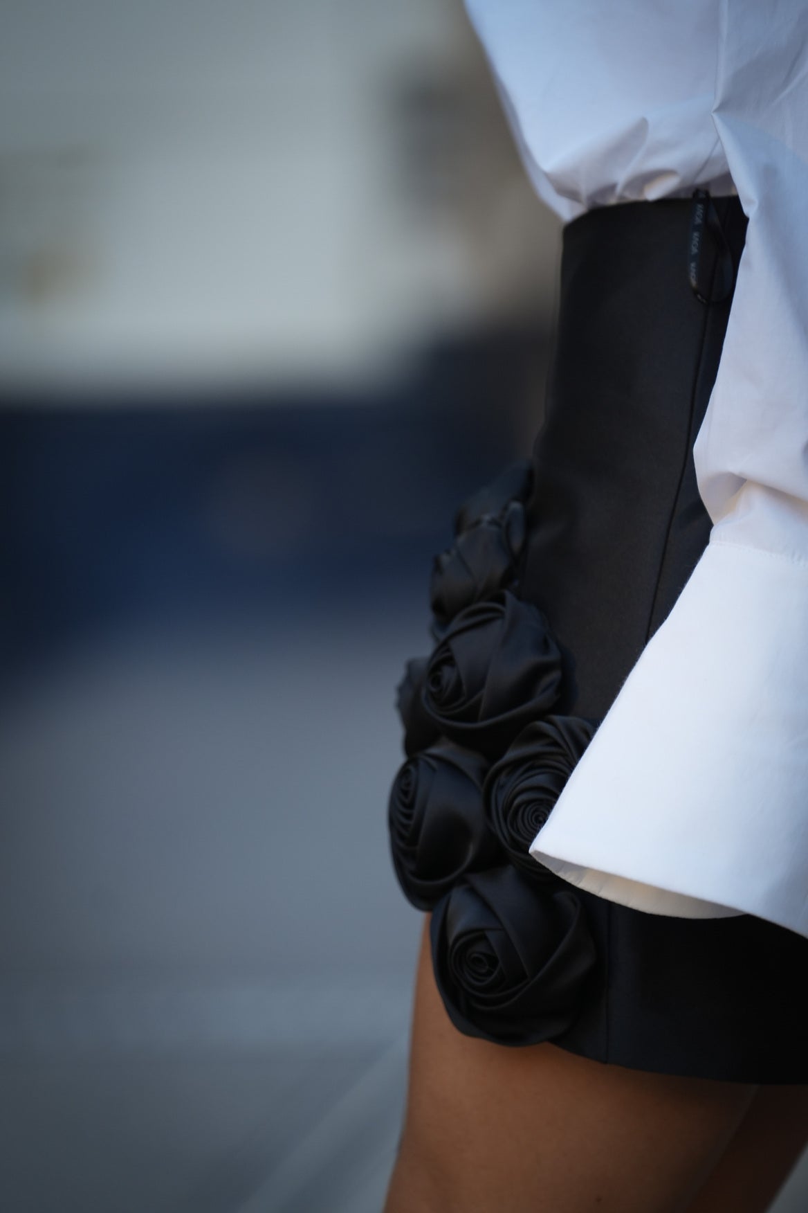 BLACK MINI SKIRT WITH FLOWERS