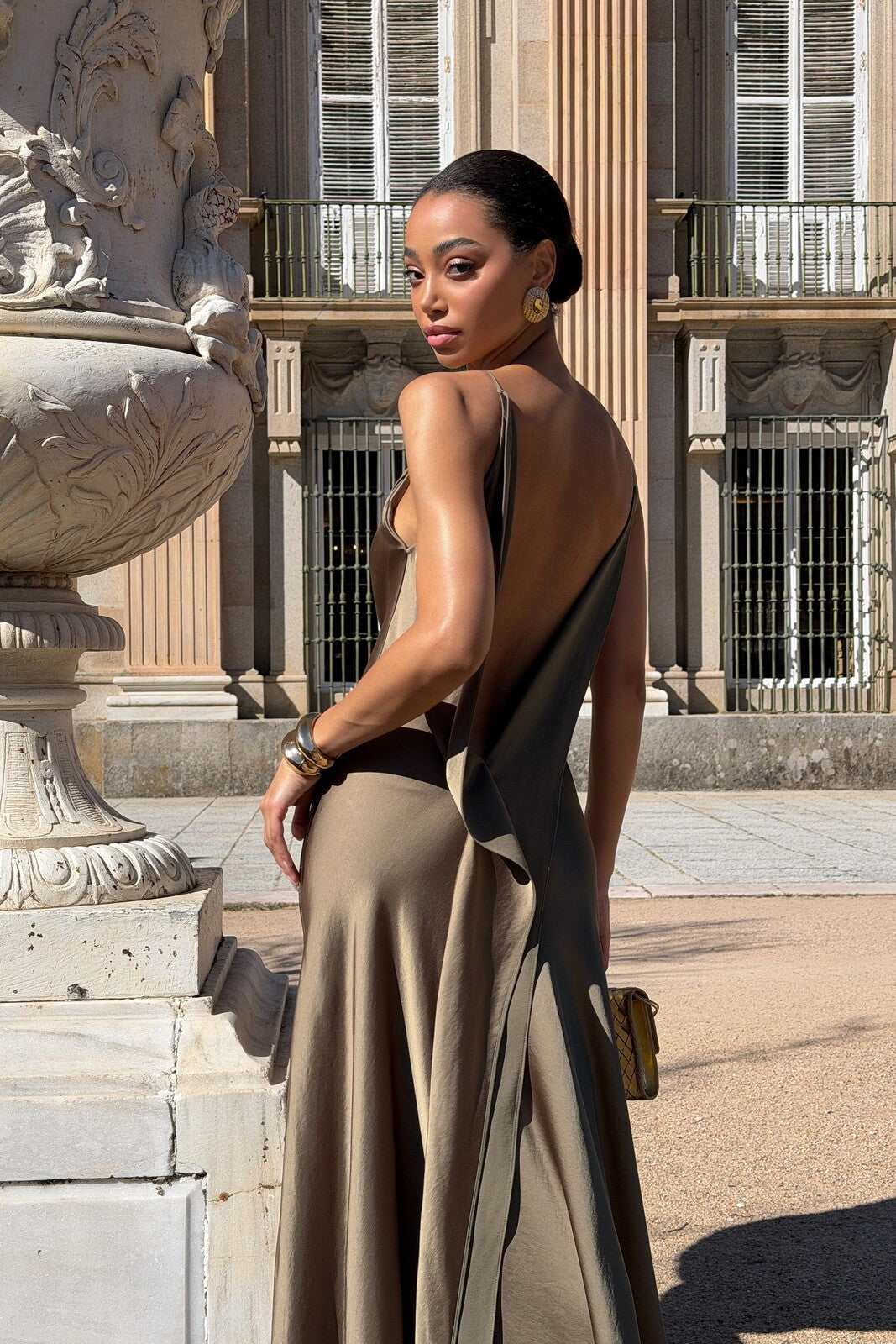 VESTIDO KAKI DECOTE COSTAS PROFUNDO