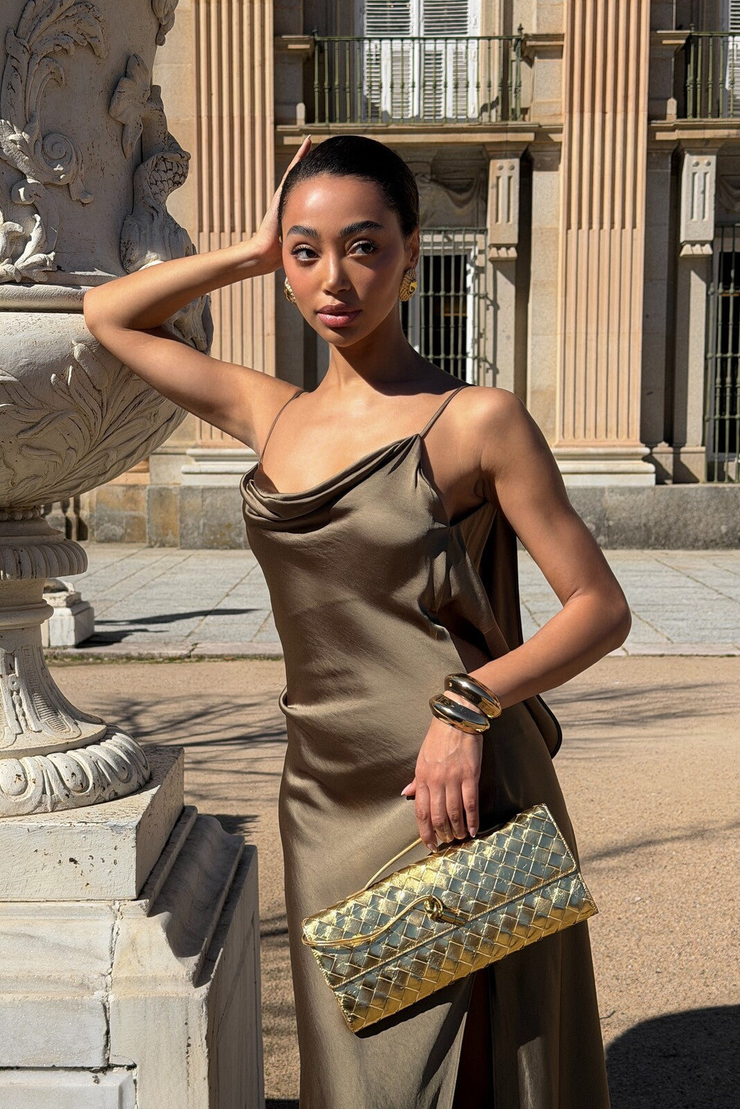 VESTIDO KAKI DECOTE COSTAS PROFUNDO