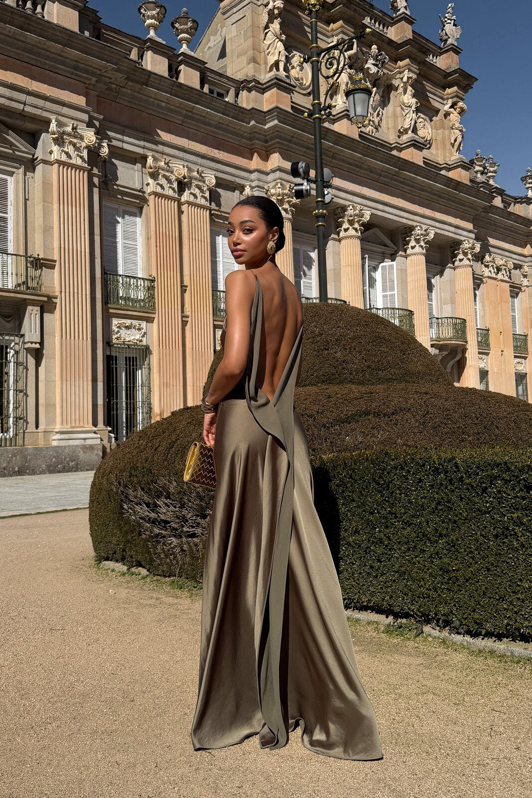 VESTIDO KAKI DECOTE COSTAS PROFUNDO