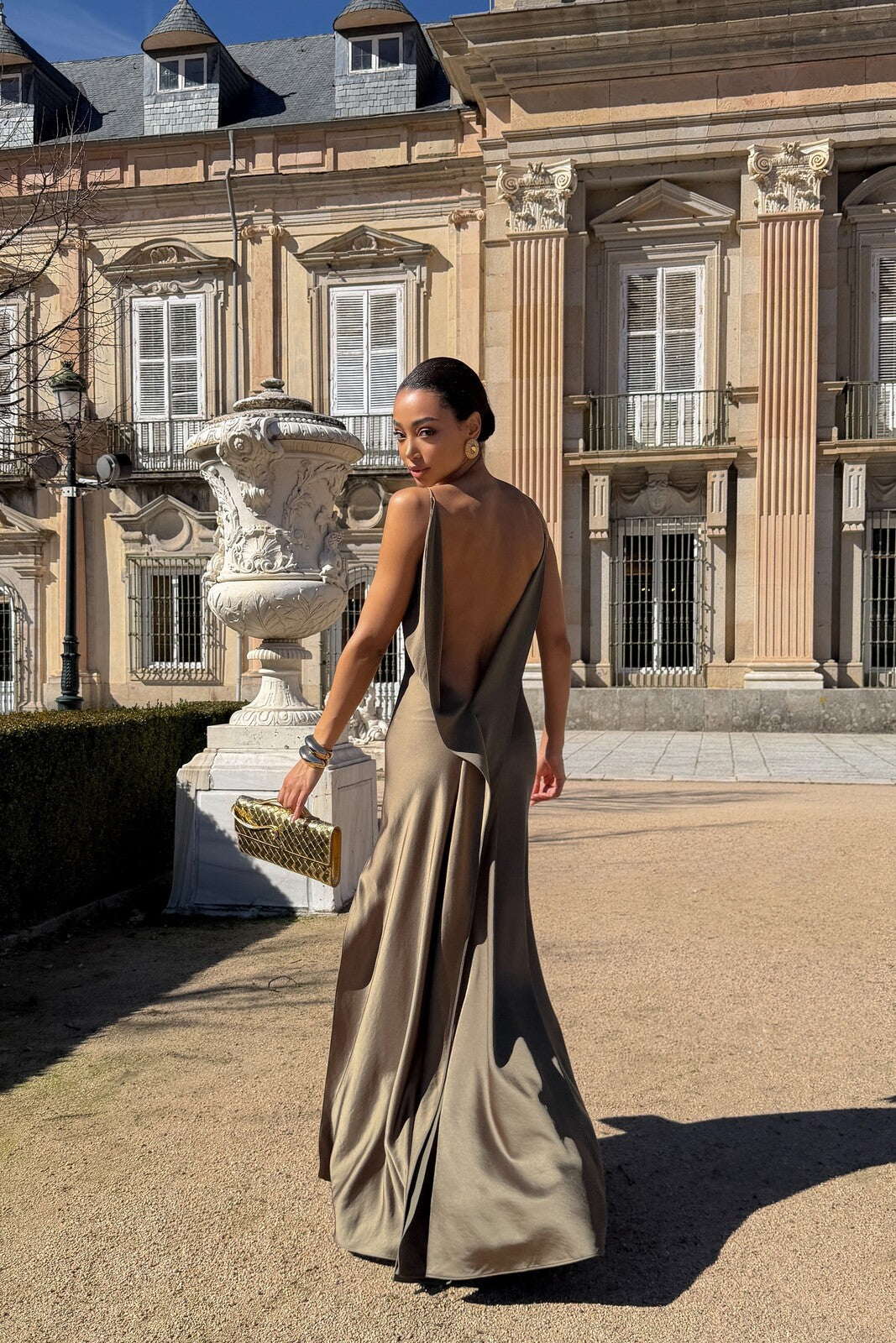 VESTIDO KAKI DECOTE COSTAS PROFUNDO