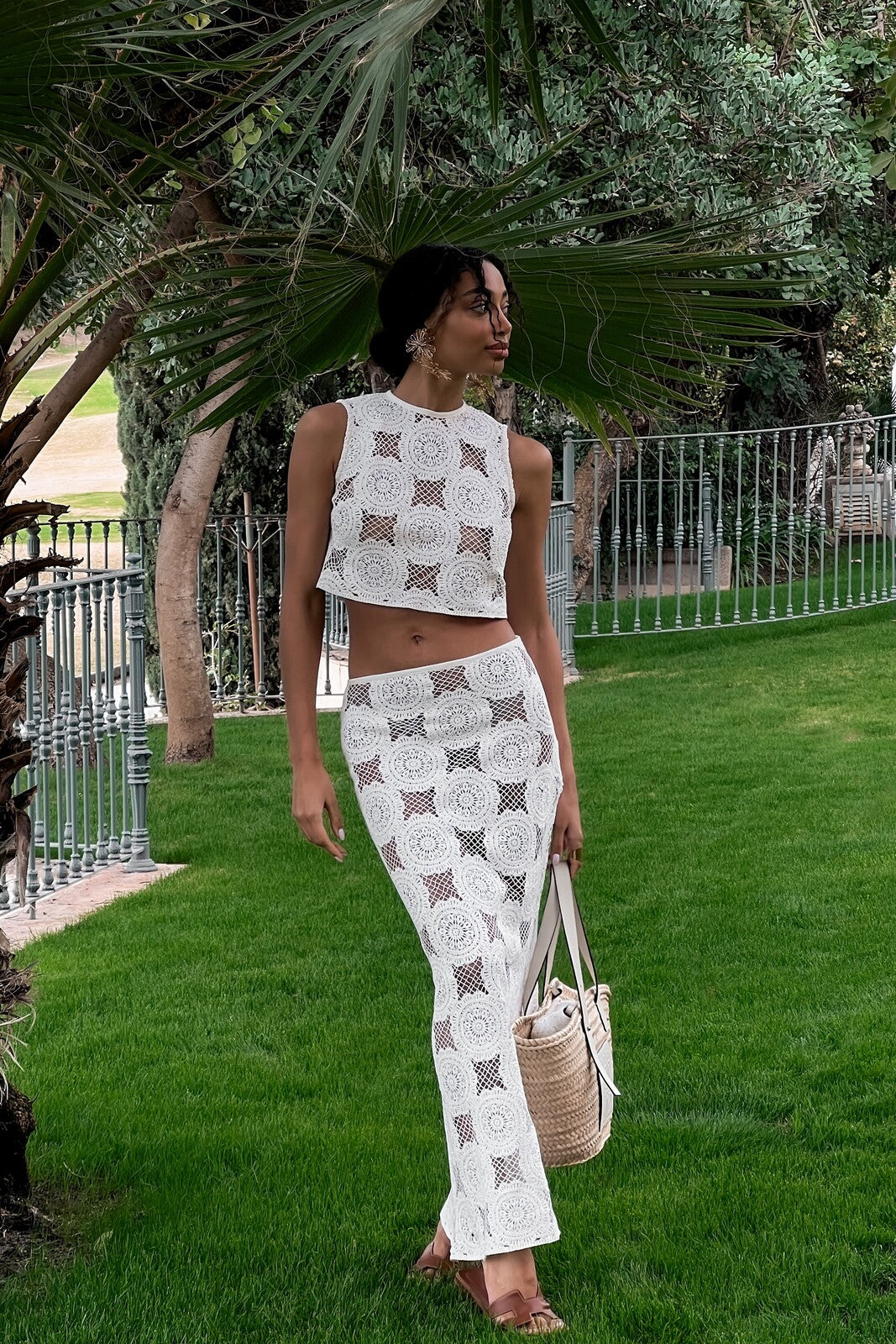GONNA LUNGA IN MAGLIA BIANCO CON FIORE