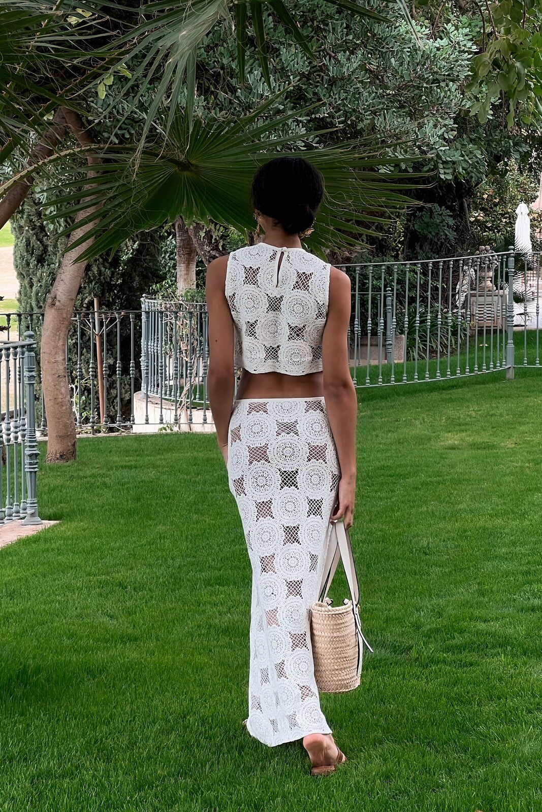 GONNA LUNGA IN MAGLIA BIANCO CON FIORE