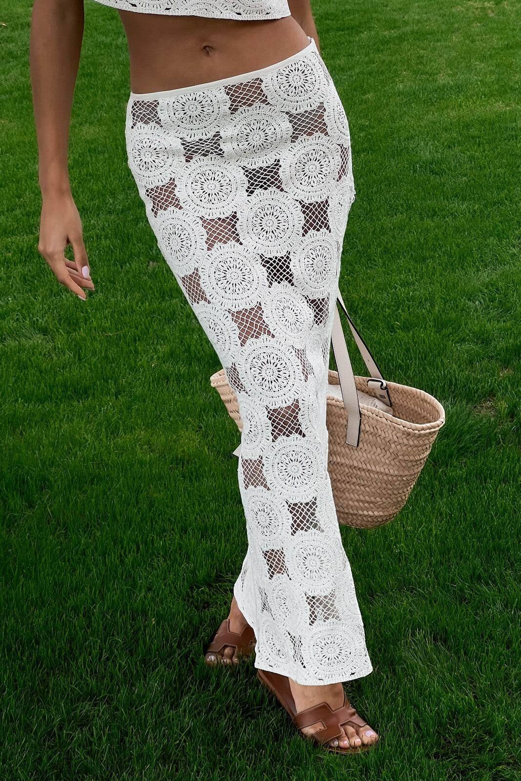 GONNA LUNGA IN MAGLIA BIANCO CON FIORE