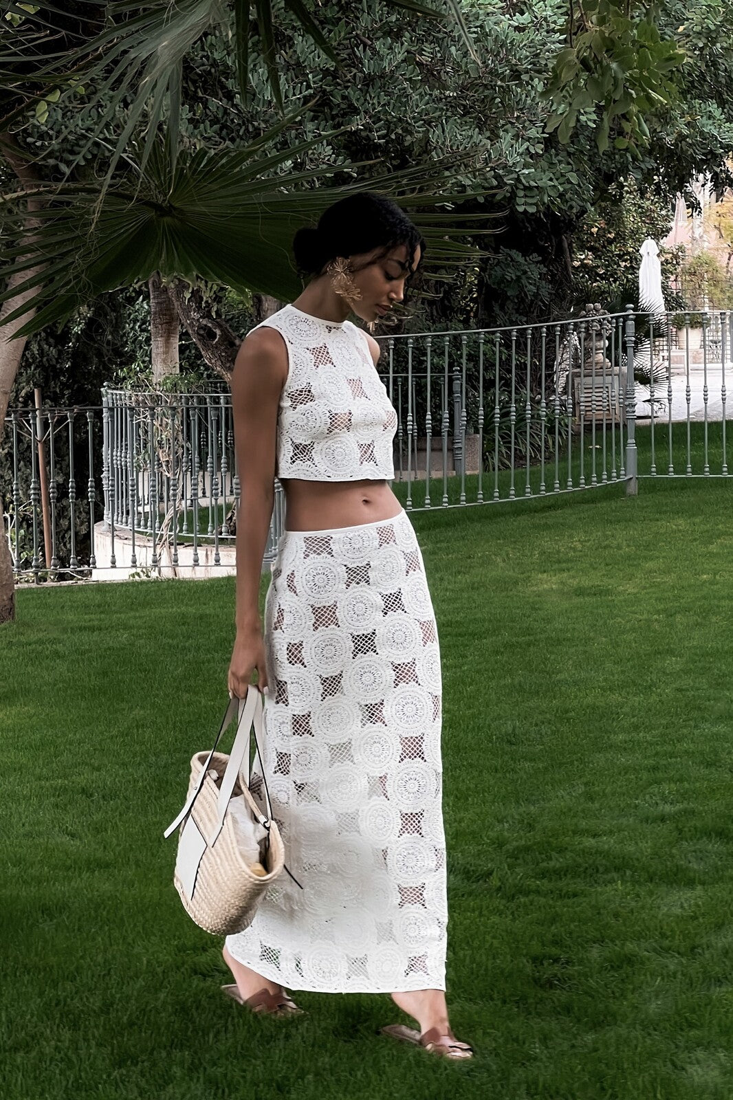 GONNA LUNGA IN MAGLIA BIANCO CON FIORE