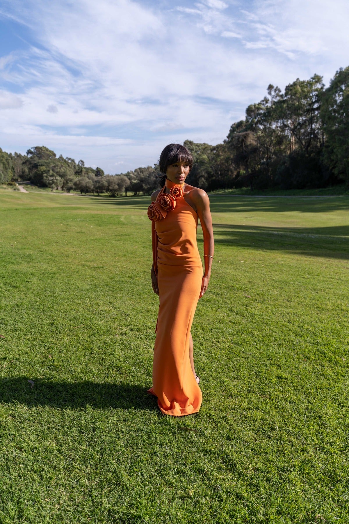 VESTIDO LARGO NARANJA CON FLOR