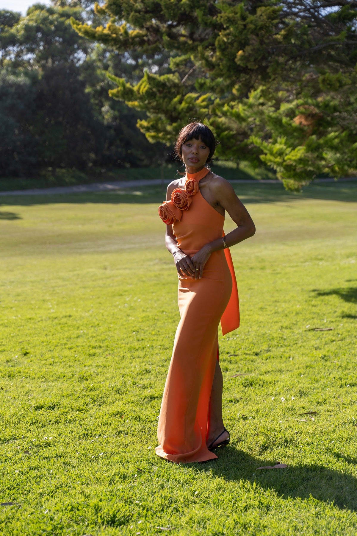 VESTIDO LARGO NARANJA CON FLOR