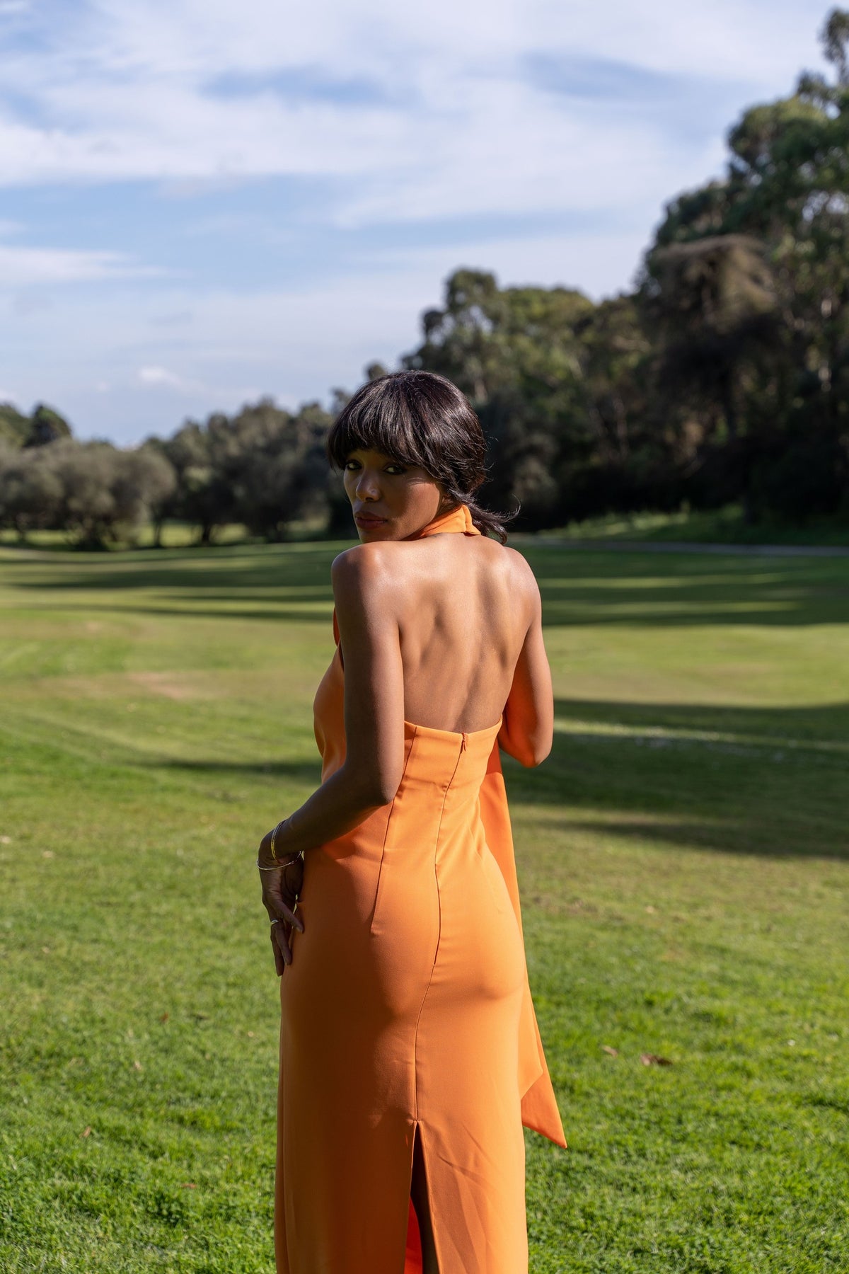 VESTIDO LARGO NARANJA CON FLOR