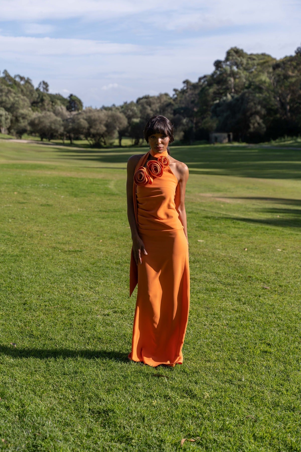 VESTIDO LARGO NARANJA CON FLOR