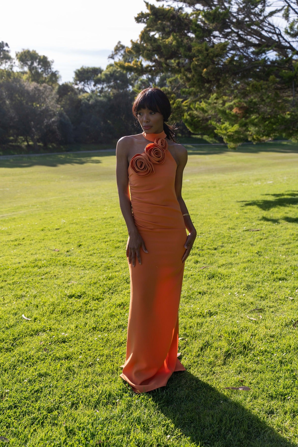 VESTIDO LARGO NARANJA CON FLOR