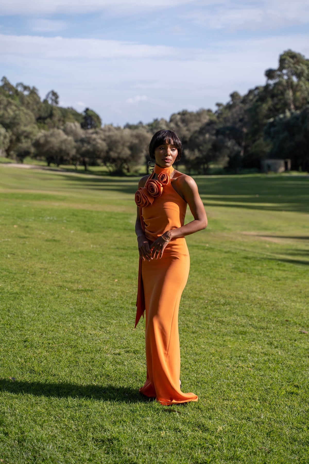 VESTIDO LARGO NARANJA CON FLOR