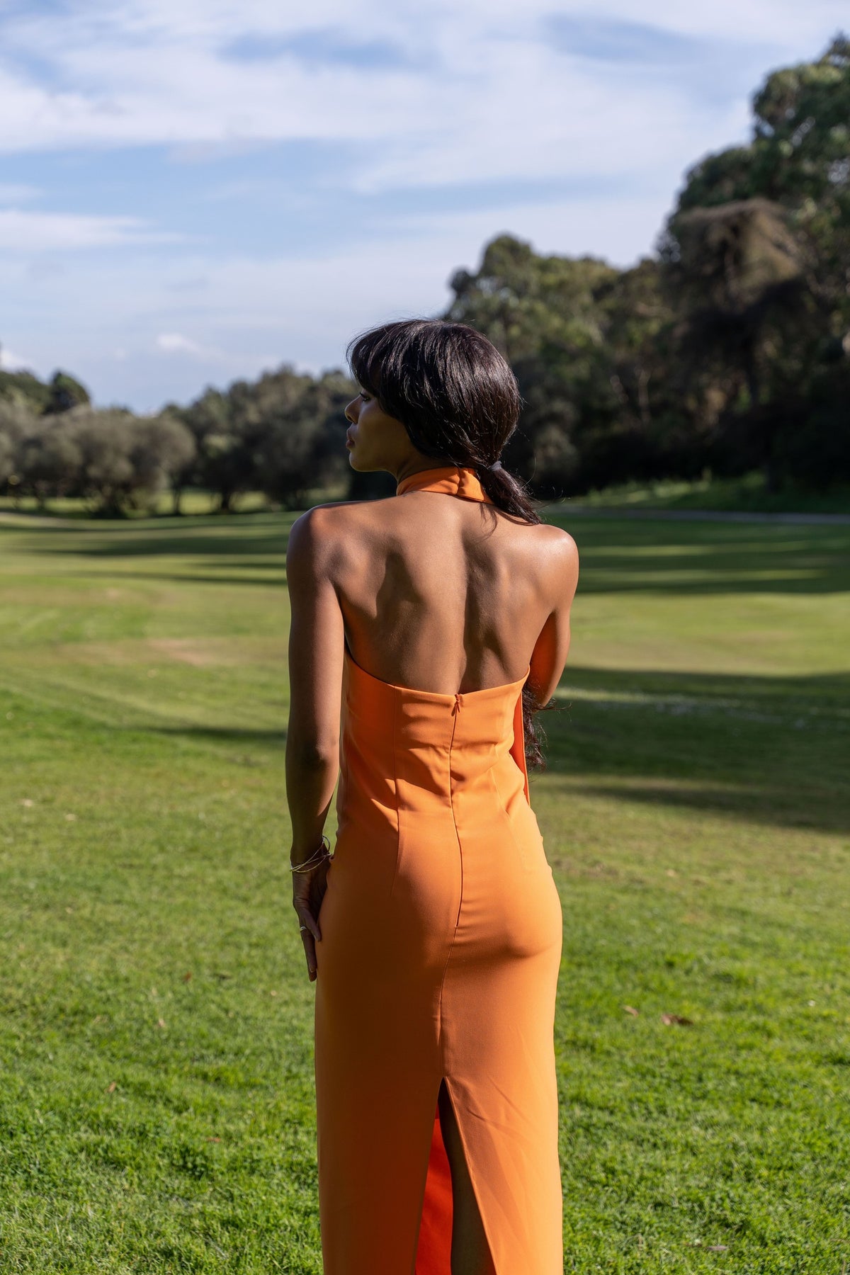 VESTIDO LARGO NARANJA CON FLOR