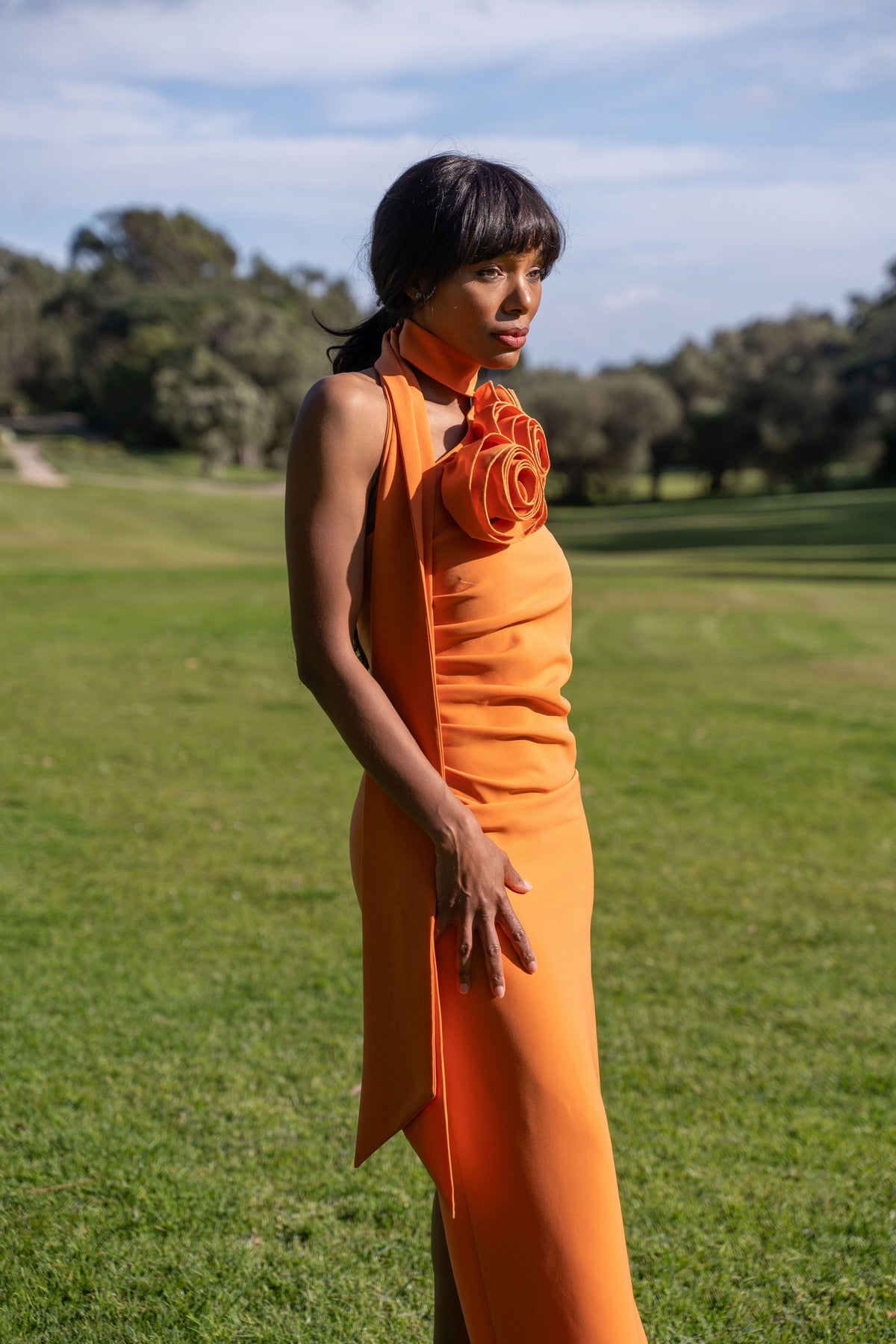 VESTIDO LARGO NARANJA CON FLOR