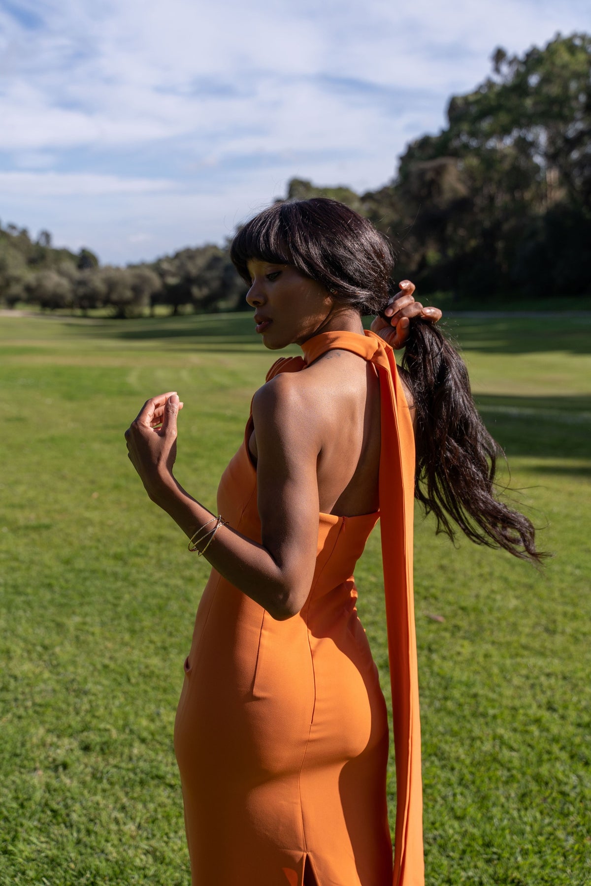 VESTIDO LARGO NARANJA CON FLOR