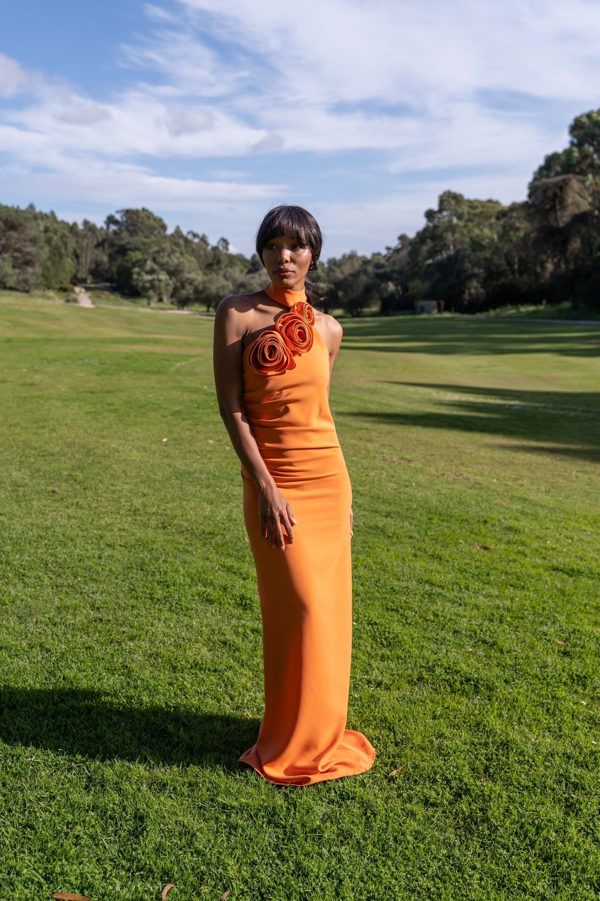 VESTIDO LARGO NARANJA CON FLOR