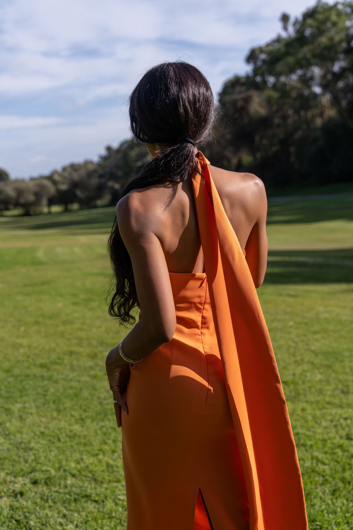 VESTIDO LARGO NARANJA CON FLOR