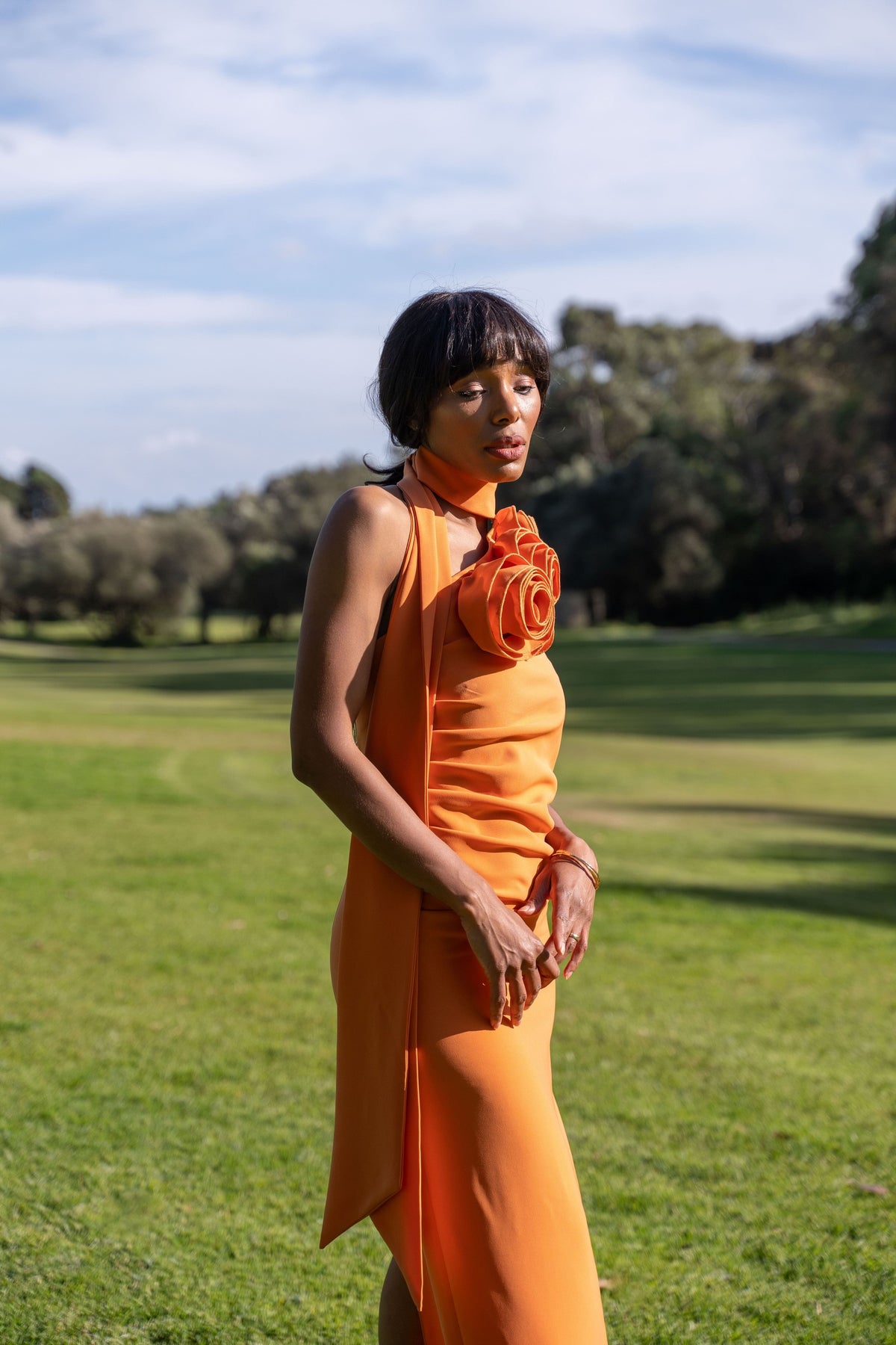 VESTIDO LARGO NARANJA CON FLOR