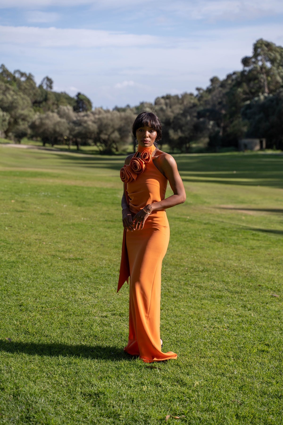 VESTIDO LARGO NARANJA CON FLOR