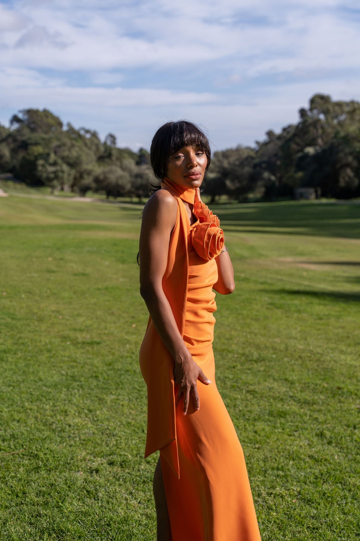 VESTIDO LARGO NARANJA CON FLOR