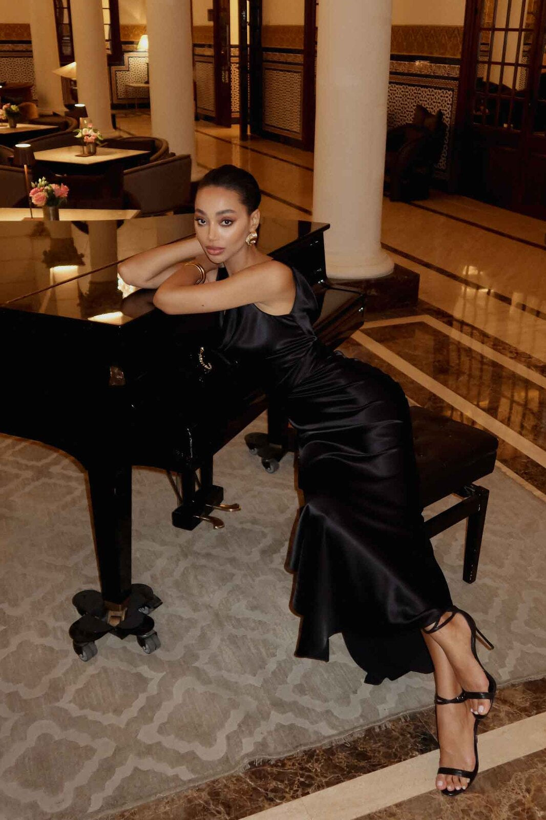 VESTITO LUNGO NERO IN RASO CON SPACCO LATERALE