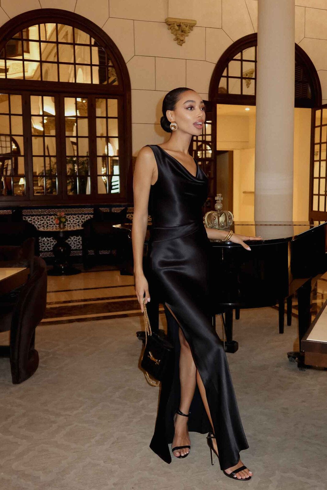 VESTITO LUNGO NERO IN RASO CON SPACCO LATERALE