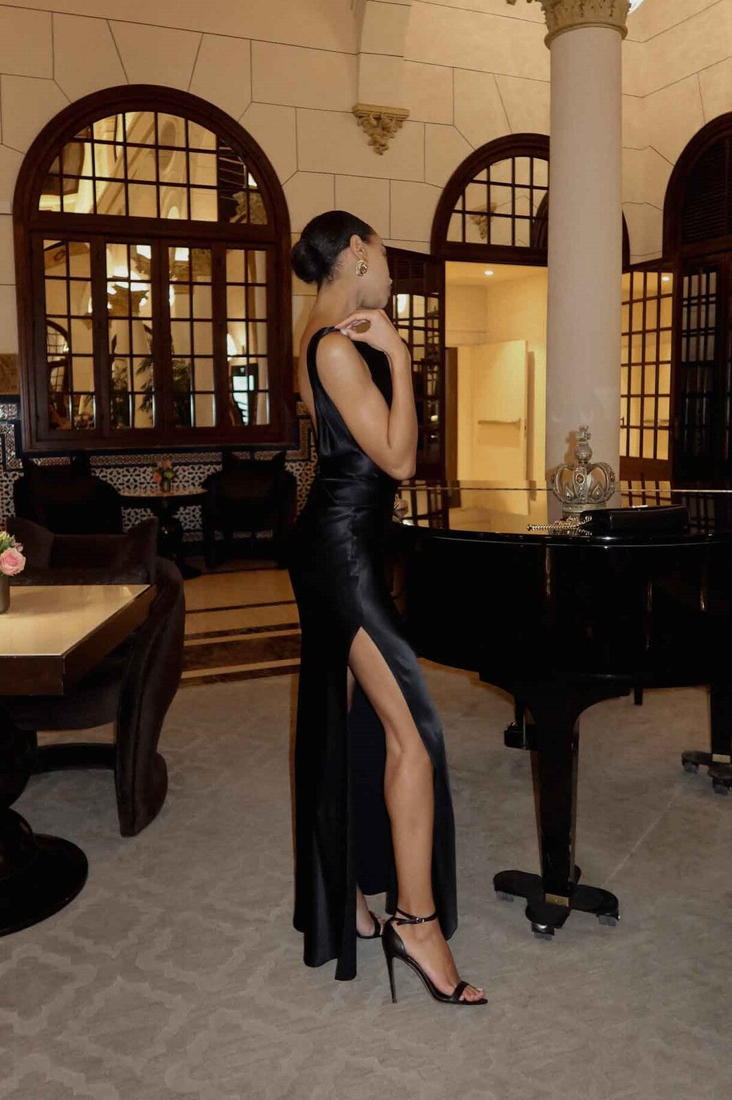 VESTITO LUNGO NERO IN RASO CON SPACCO LATERALE