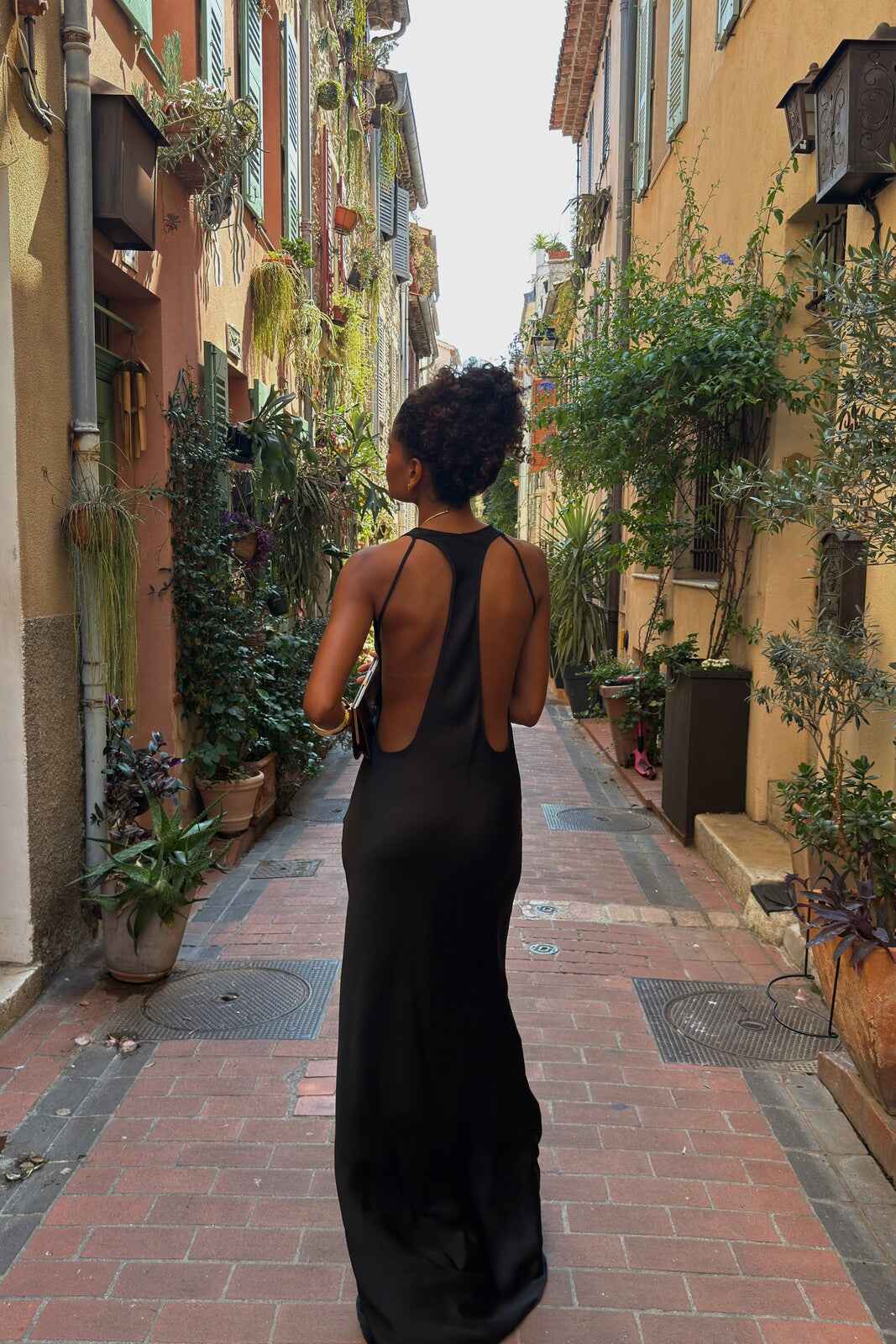 VESTIDO LONGO PRETO ACETINADO COSTAS ABERTAS