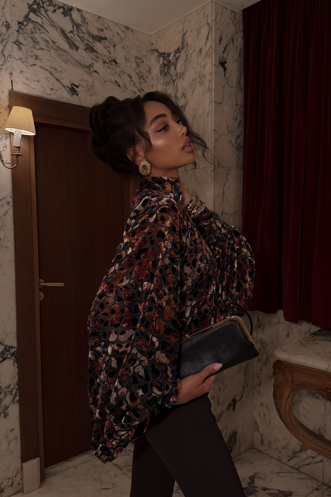 BLUSA DEVORÉ ESTAMPADA CON MANGAS GLOBO