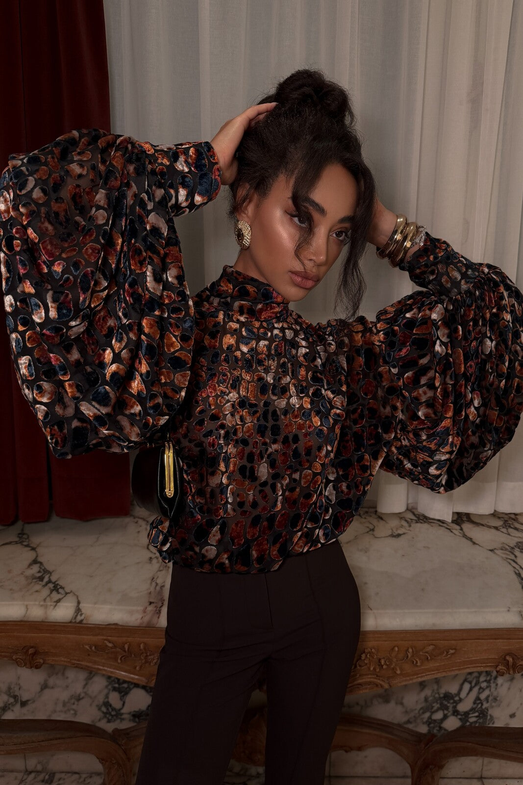 BLUSA DEVORÉ ESTAMPADA CON MANGAS GLOBO