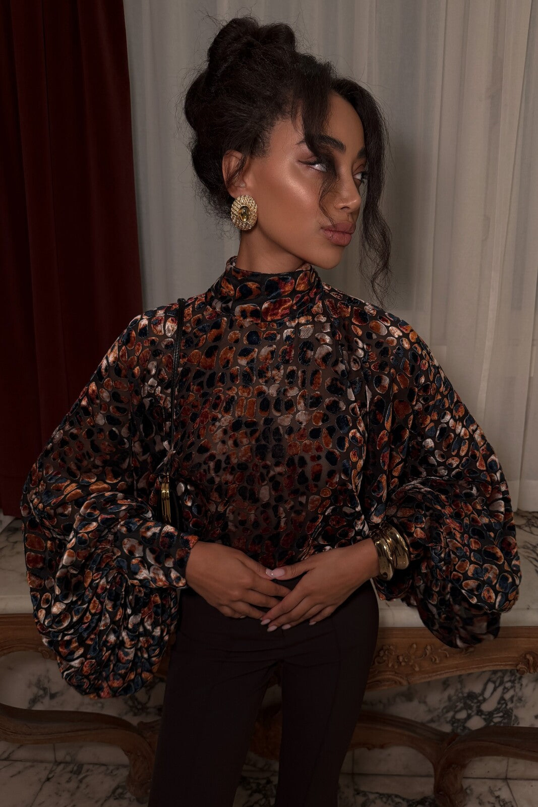 BLUSA DEVORÉ ESTAMPADA CON MANGAS GLOBO