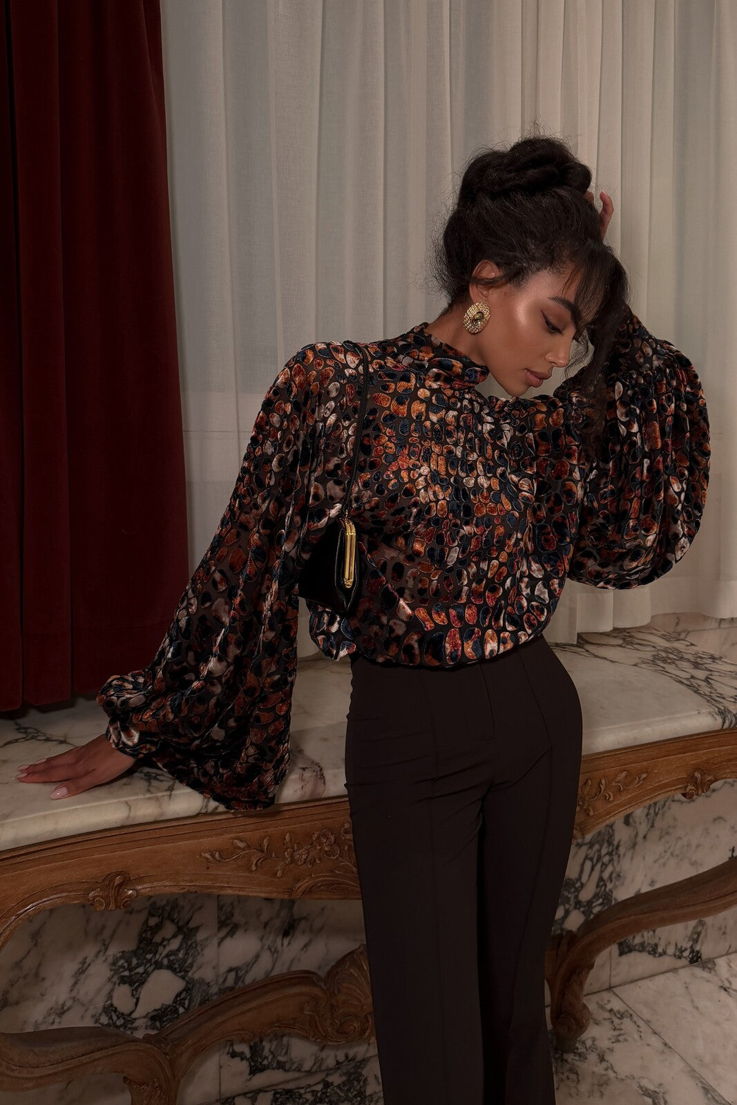 BLUSA DEVORÉ ESTAMPADA CON MANGAS GLOBO