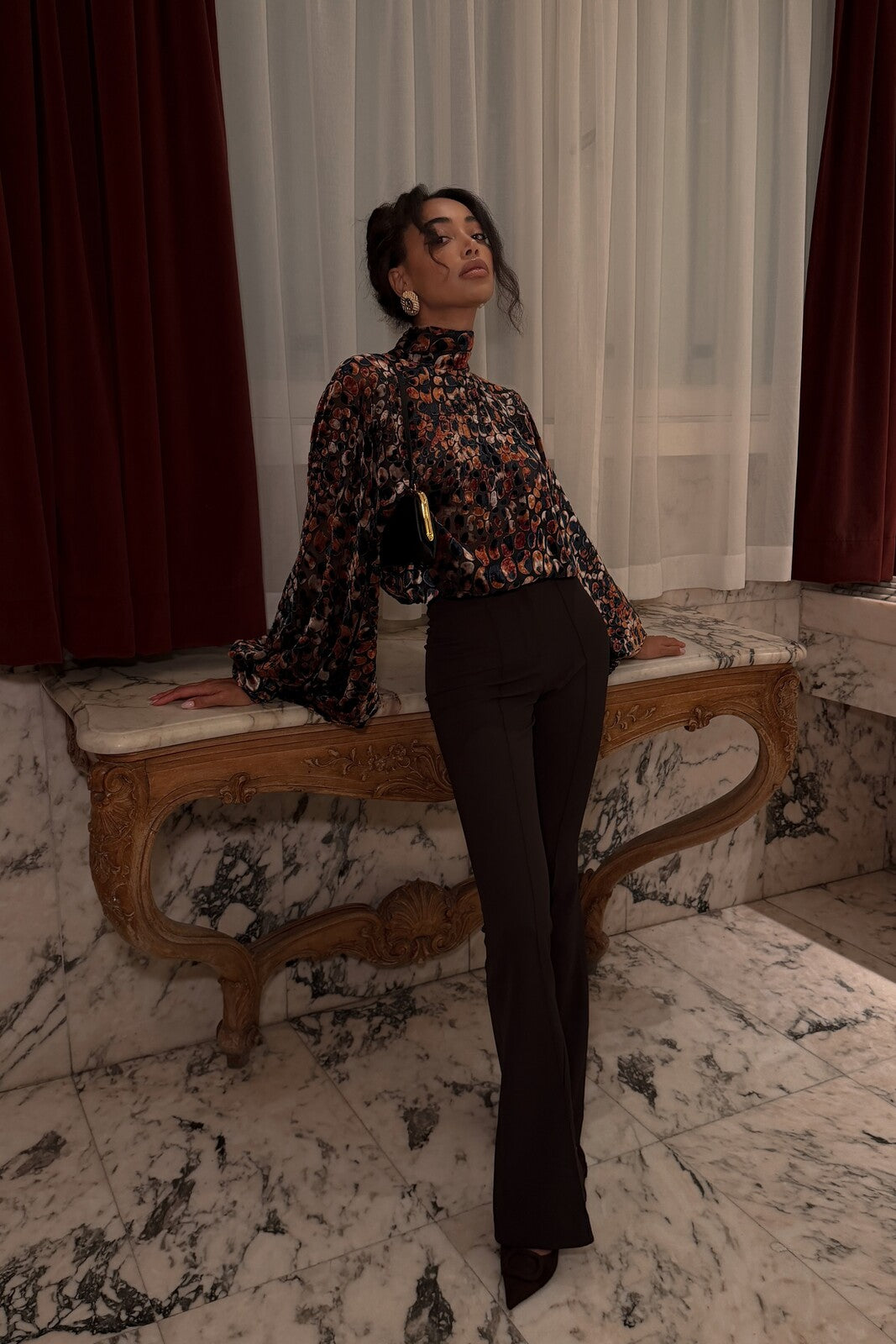 BLUSA DEVORÉ ESTAMPADA CON MANGAS GLOBO