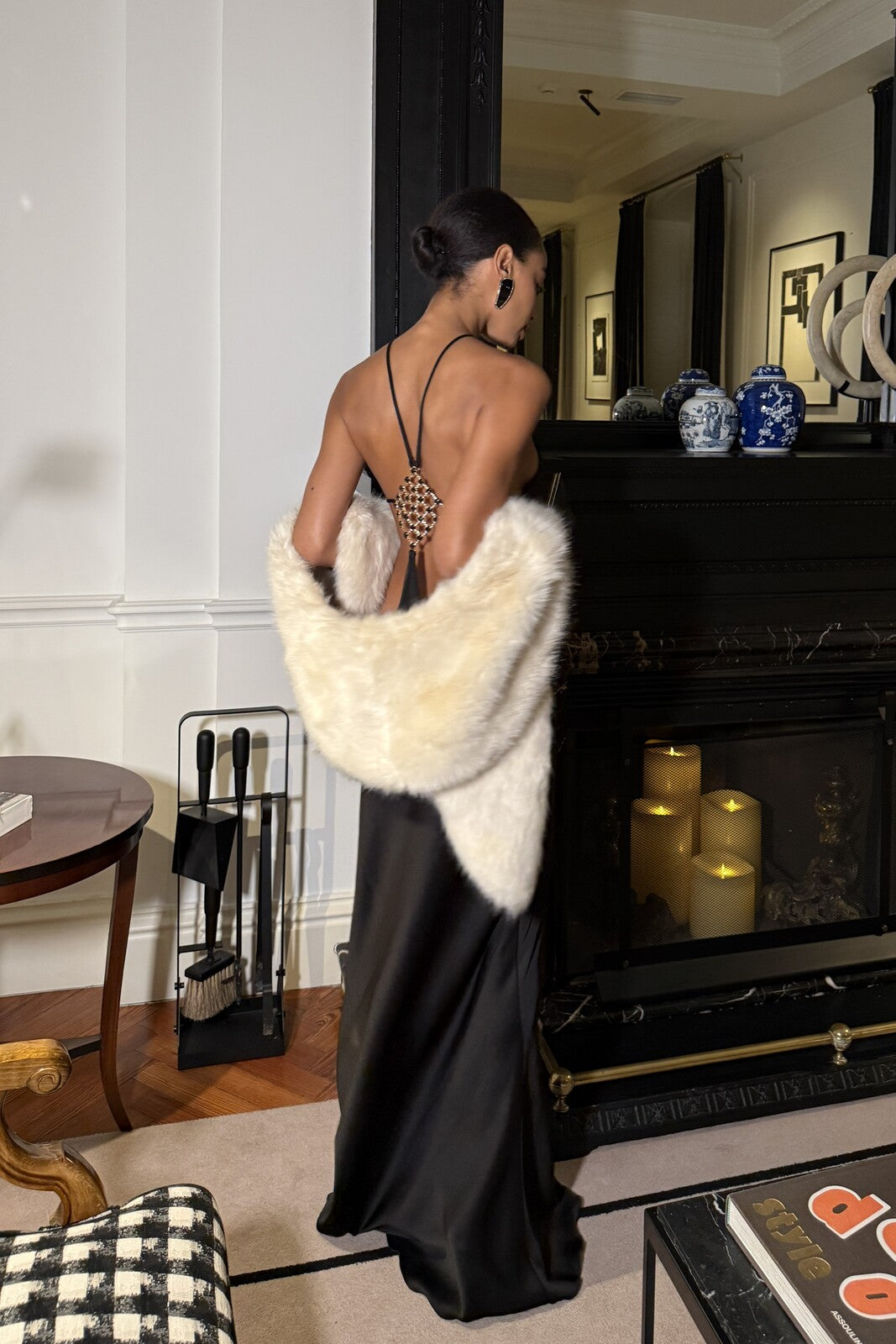 VESTITO LUNGO NERO CON APPLICAZIONE SUL RETRO