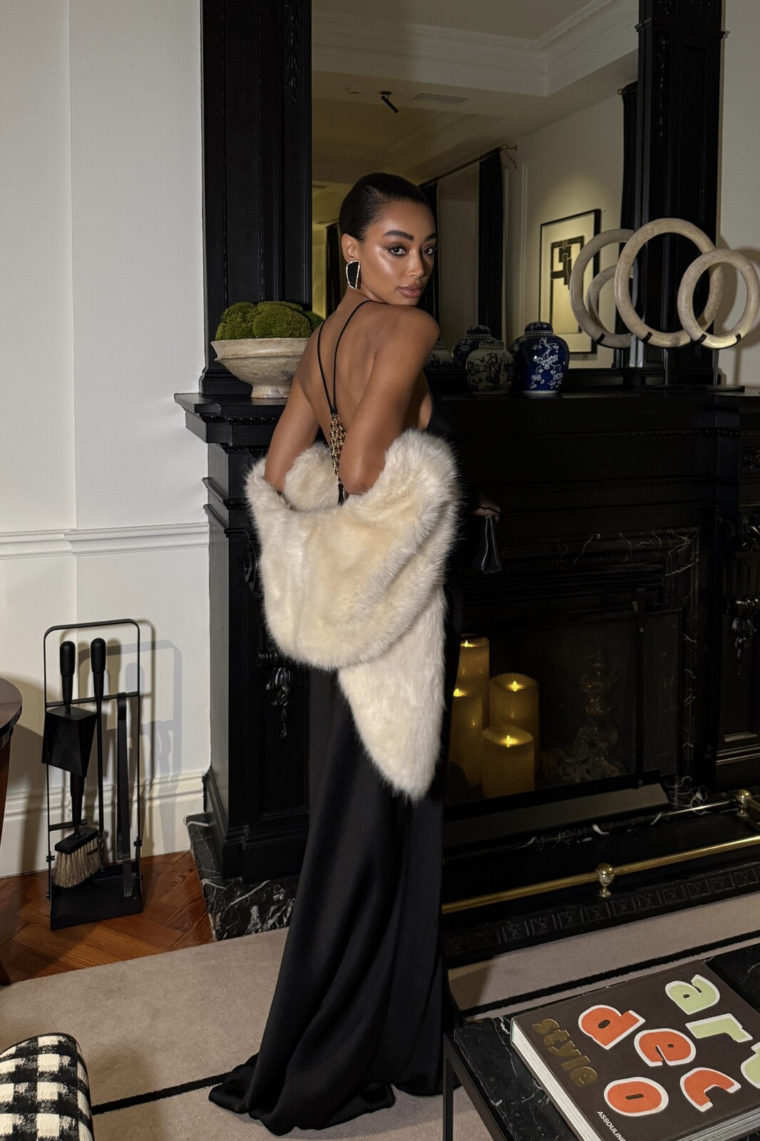 VESTITO LUNGO NERO CON APPLICAZIONE SUL RETRO