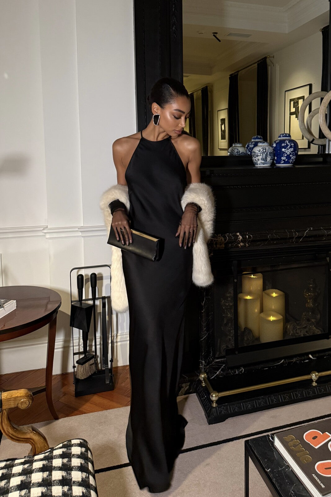 VESTITO LUNGO NERO CON APPLICAZIONE SUL RETRO