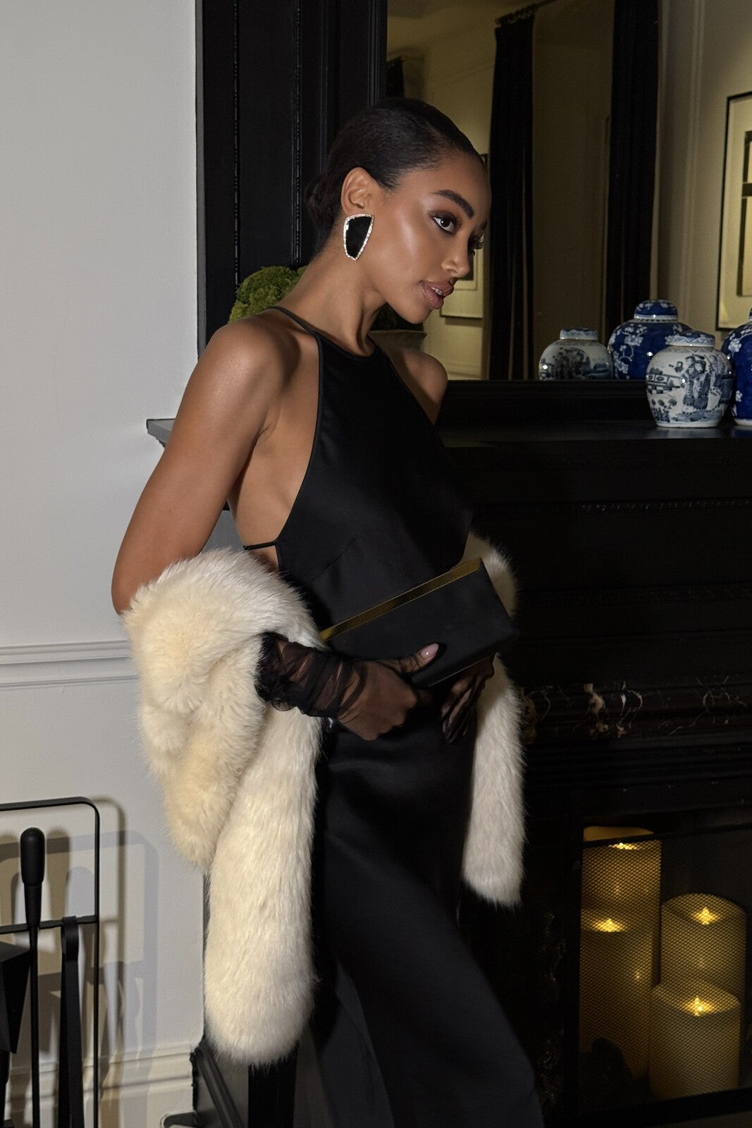 VESTITO LUNGO NERO CON APPLICAZIONE SUL RETRO