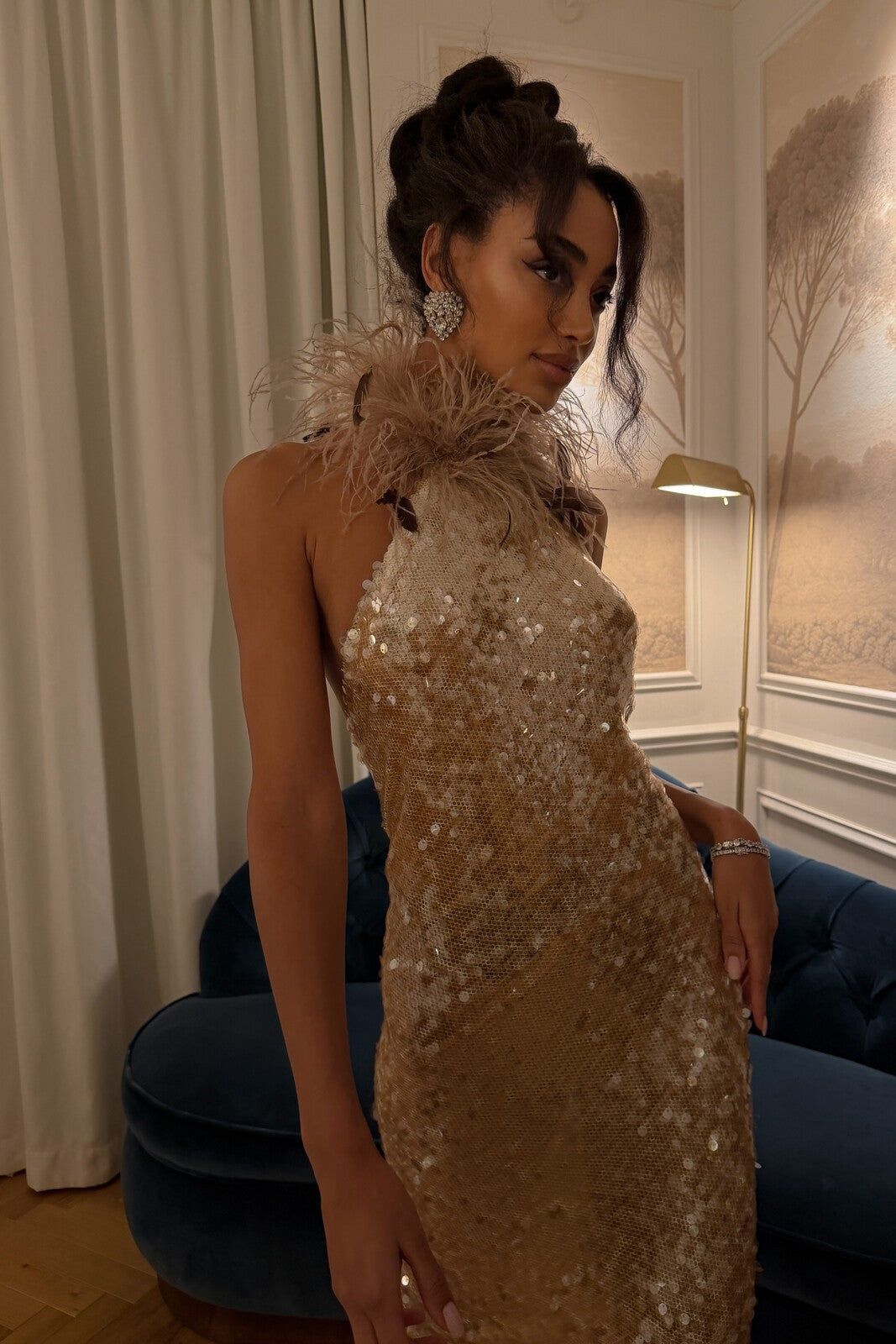 VESTIDO LONGO DOURADO COM LANTEJOULAS E GOLA PLUMAS